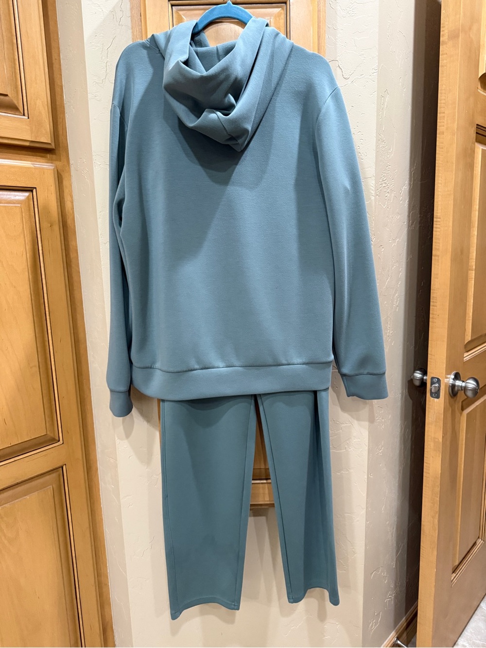 Men's Relaxed Hooded Athletic Set in Olive Green - Picture 9 of 10